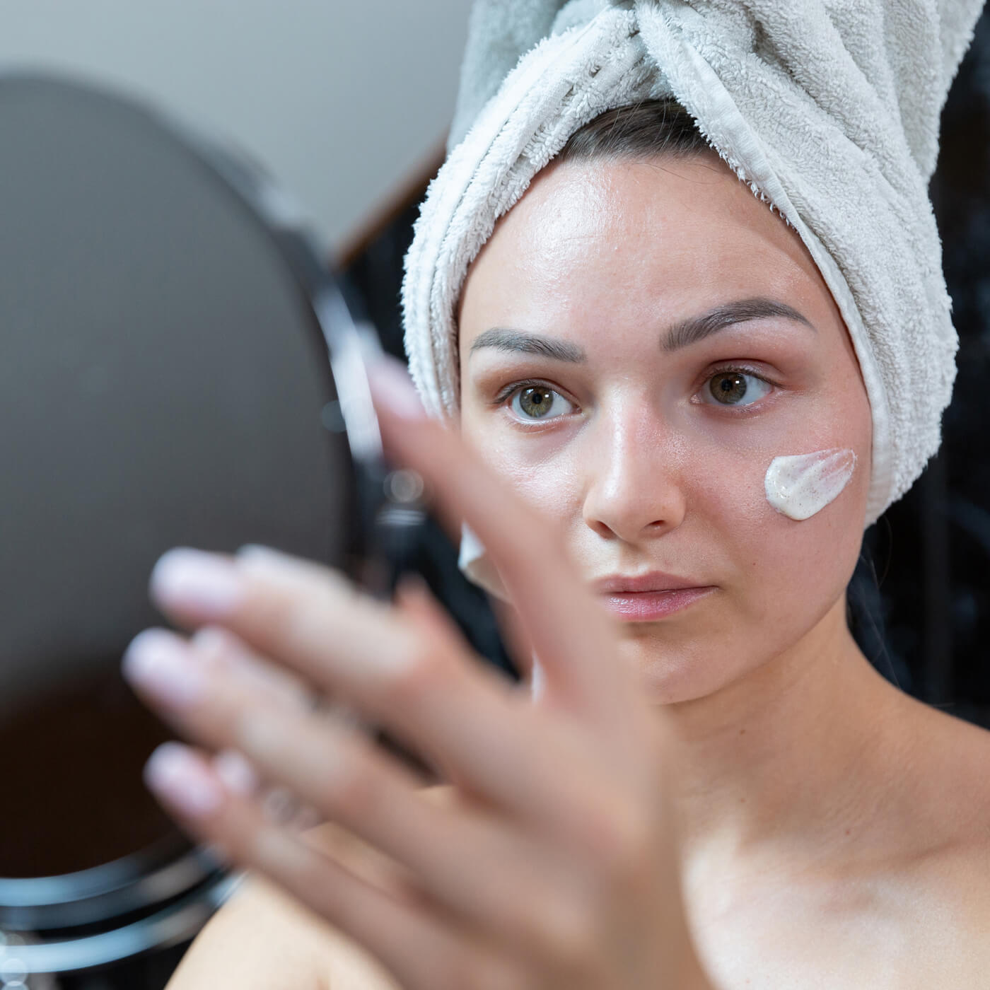 femme avec un miroir dans la main